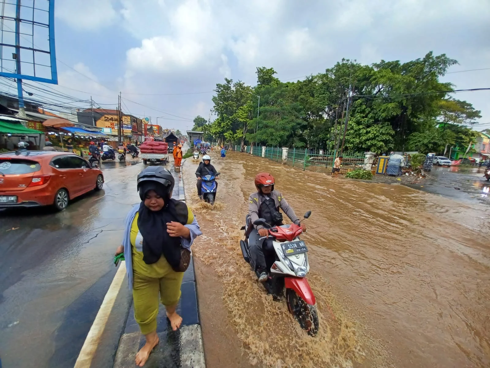 Banjir Rendam Simpang Hek, Lalin Jalan Raya Bogor Macet Hebat