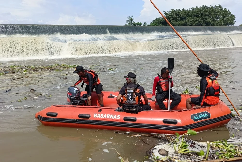 Basarnas Gelar Operasi Intensif di Kali Bekasi Cari Pemancing yang Terseret Arus