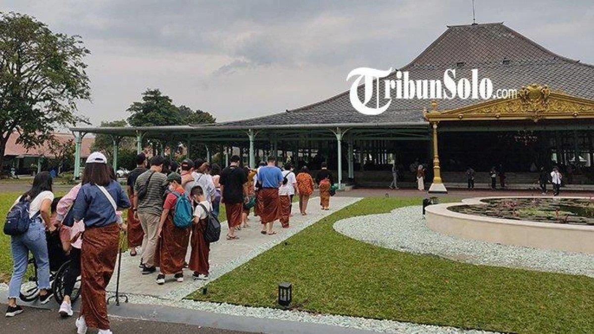 Biksu Thudong Kunjungi Pura Mangkunegaran Usai Tiba di Solo
