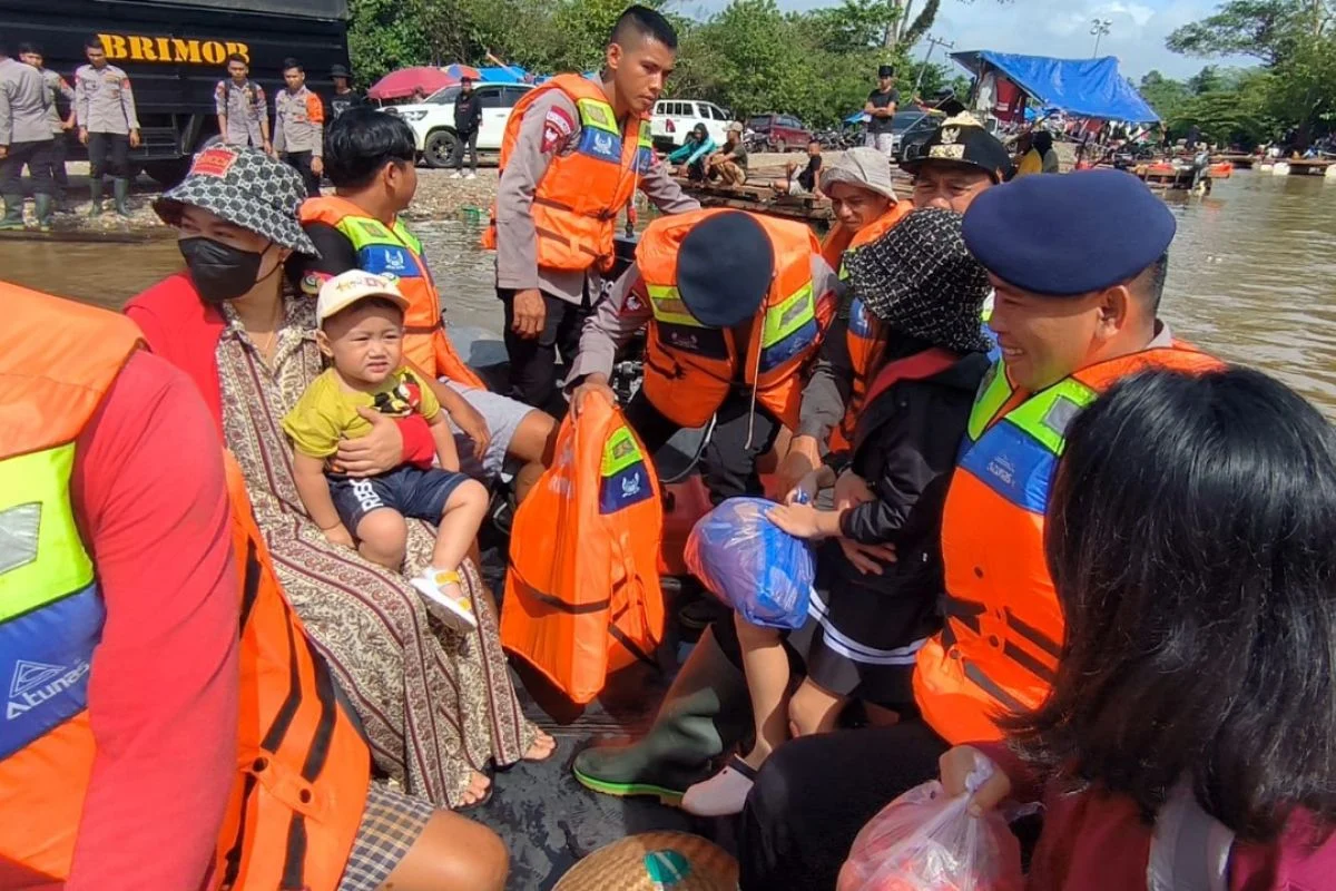 Brimob Sultra Turun Bantu Evakuasi Warga Terdampak Banjir di Kendari