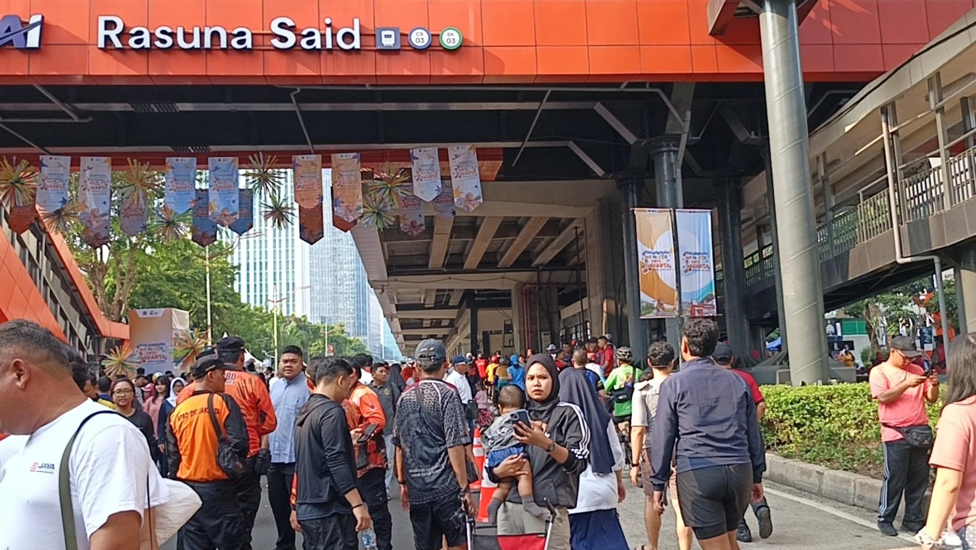 CFD Perdana di Rasuna Said Disambut Antusias, Warga Ramaikan Jalan hingga Panggung Hiburan