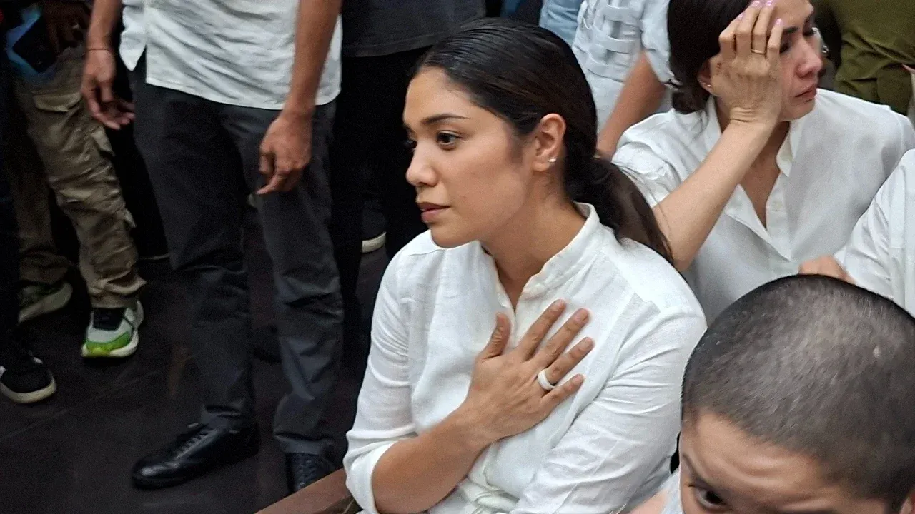 Dituntut 18 Tahun Penjara, Nadiem Tak Kuasa Tahan Tangis dan Peluk Cium Sang Istri
