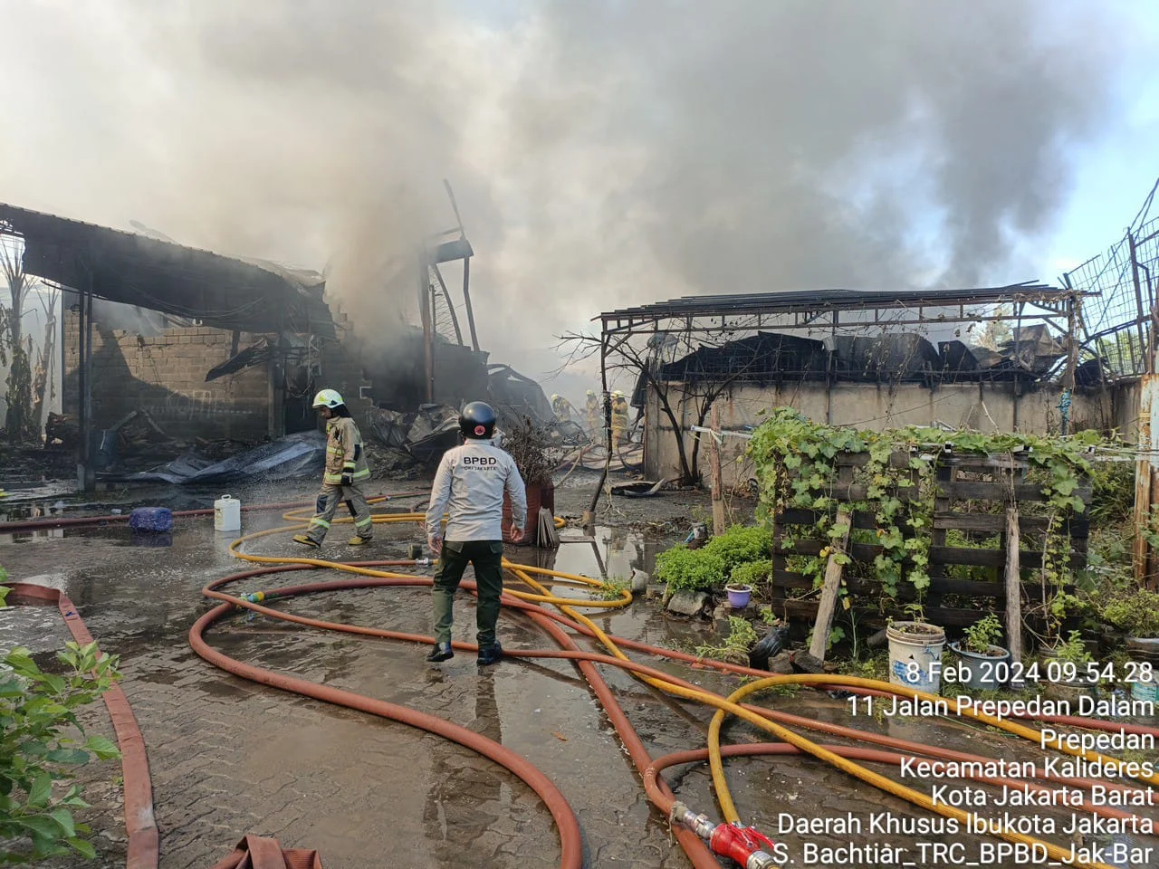 Dua Bangunan Bengkel di Jelambar Jakbar Hangus Terbakar