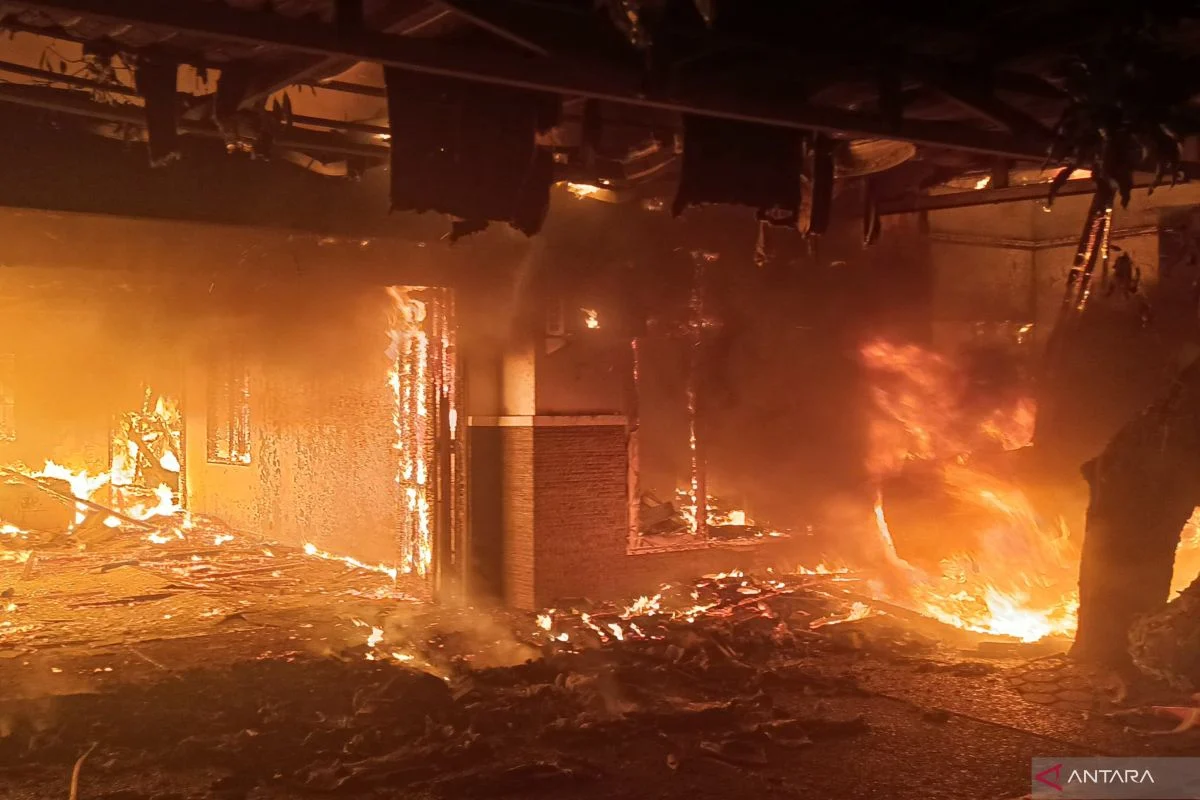 Dua rumah di Jakarta Timur terbakar, diduga akibat korsleting listrik