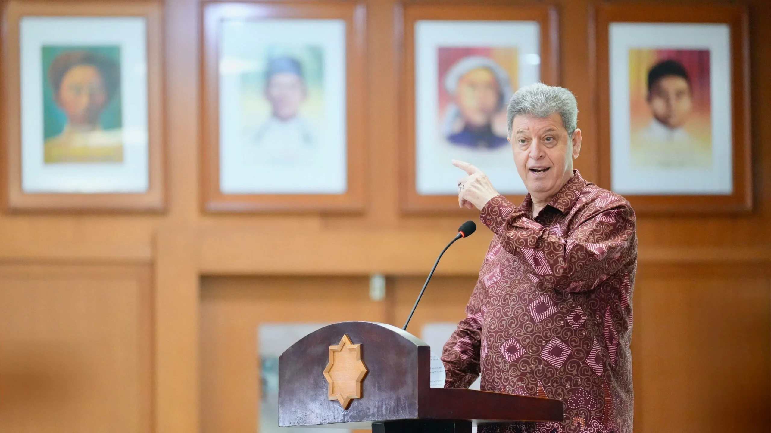 Dubes Palestina Soroti Esensi Kerukunan Agama Lewat Karya Foto Muhammad Adimaja