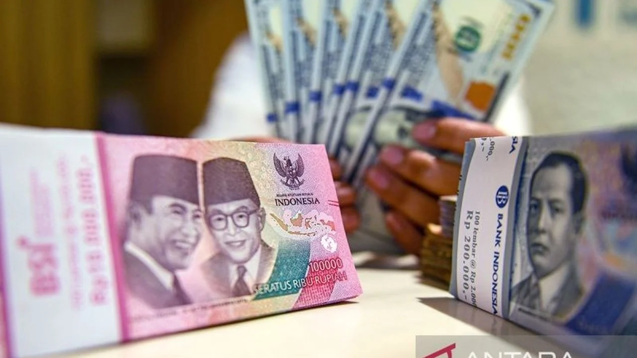 Ekonom Bank Permata: Rupiah Melemah Akibat Ketidakpastian Kebijakan