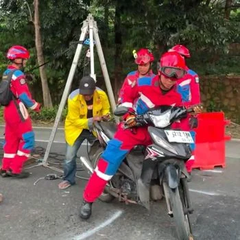 Gulkarmat Evakuasi Motor Terperosok Akibat Jalan Amblas di Lenteng Agung