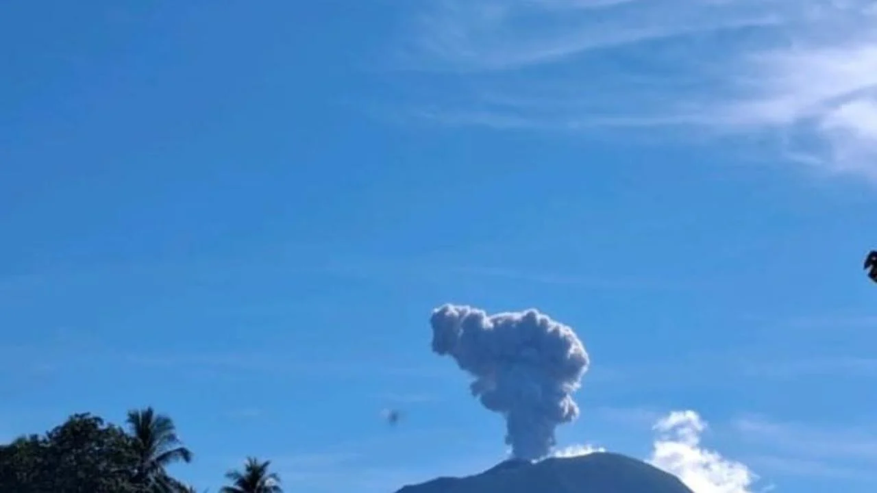 Gunung Ibu Erupsi, Jarak Aman Diperluas 3,5 Km
