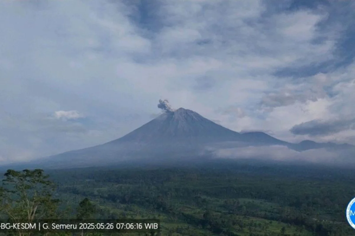 Gunung Semeru Erupsi Level III, Warga Diminta Waspada