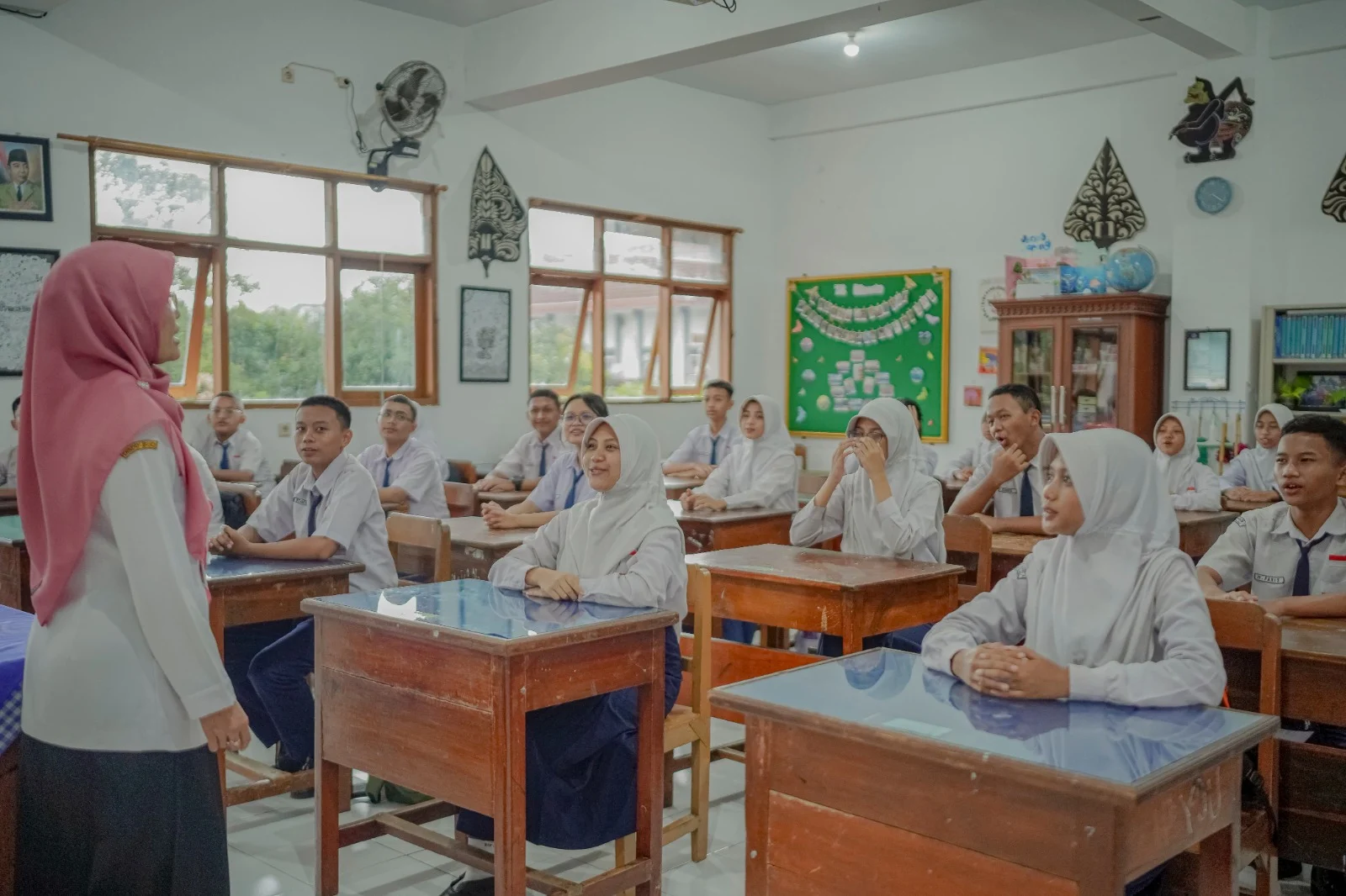 Guru Daerah Lebih Tenang Mengajar Berkat Sistem Elektronik Kemendikdasmen