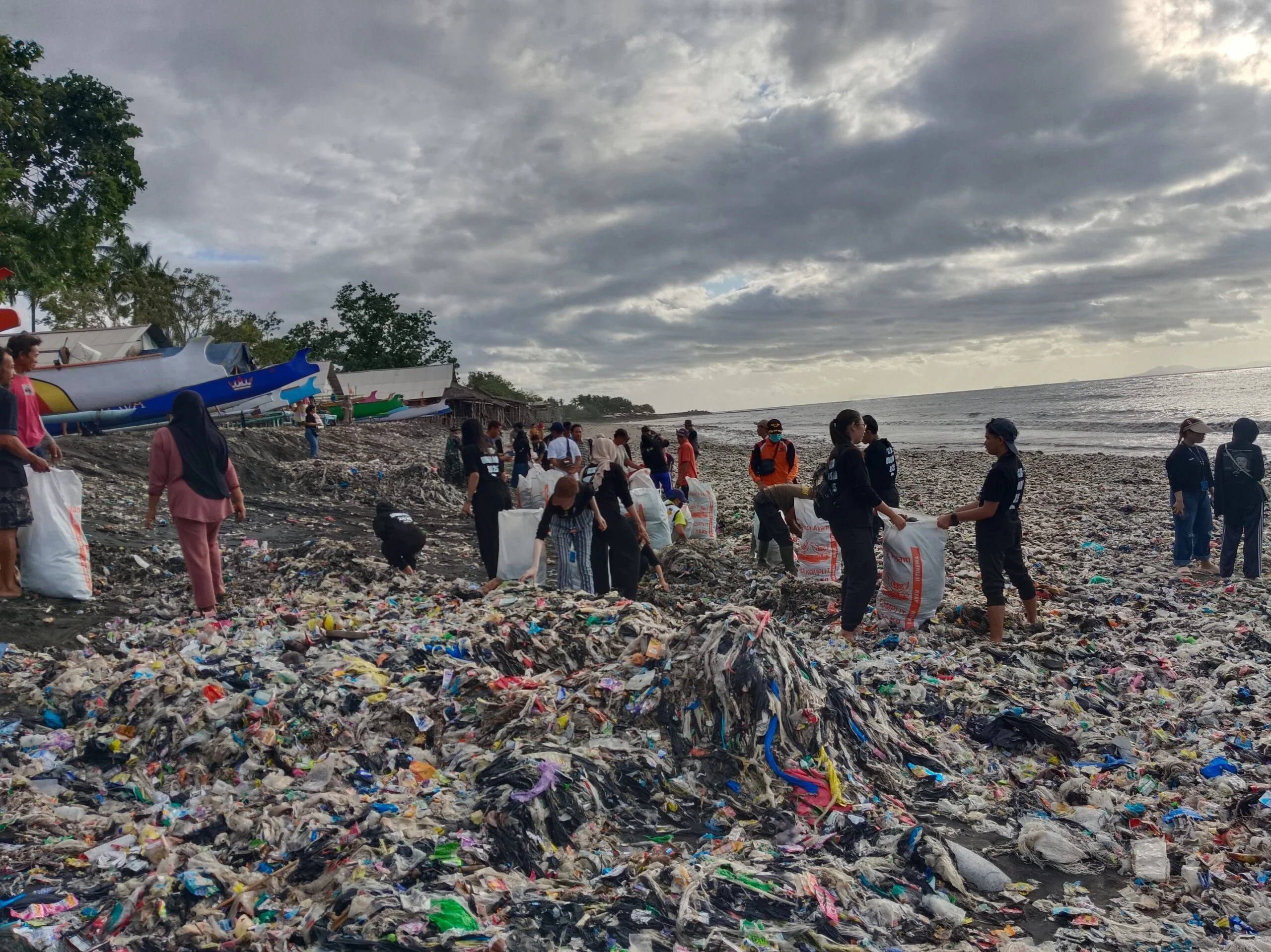 Haji, Perdamaian, dan Plastik: Tantangan dan Upaya Bersama