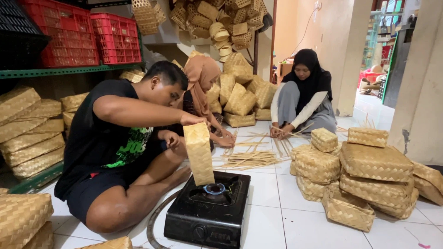 Harga Plastik Naik, Idul Adha Jadi Berkah Bagi Perajin Besek Bambu di Malang