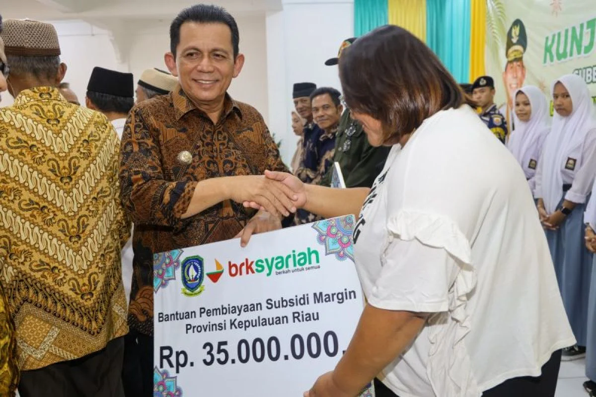 Hoaks Foto Raja Salman Serahkan Bantuan Rp10 Miliar ke Menkeu Purbaya