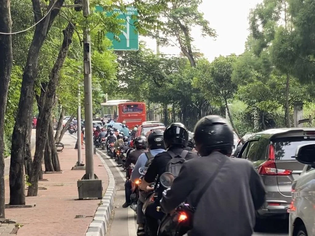 Jalan Raya Lenteng Agung Arah Depok Ambruk, Kedalaman Hampir 2 Meter