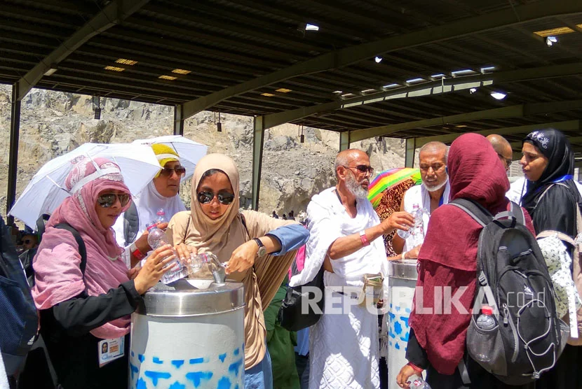 Jamaah Calon Haji Diingatkan Minum 150ml Air Tiap Jam Saat Cuaca Panas