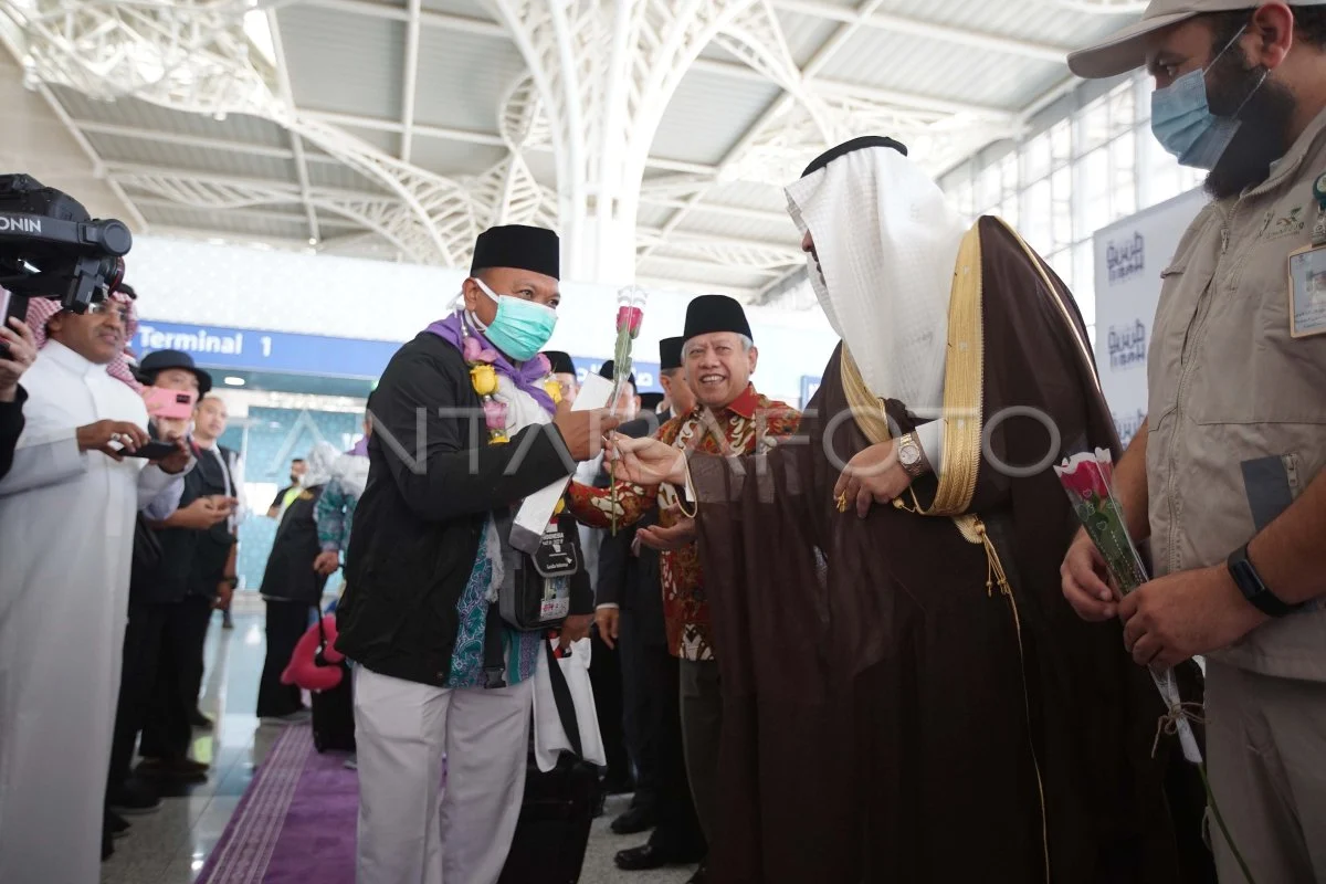 Jamaah Calon Haji Khusus Indonesia Perdana Tiba di Madinah