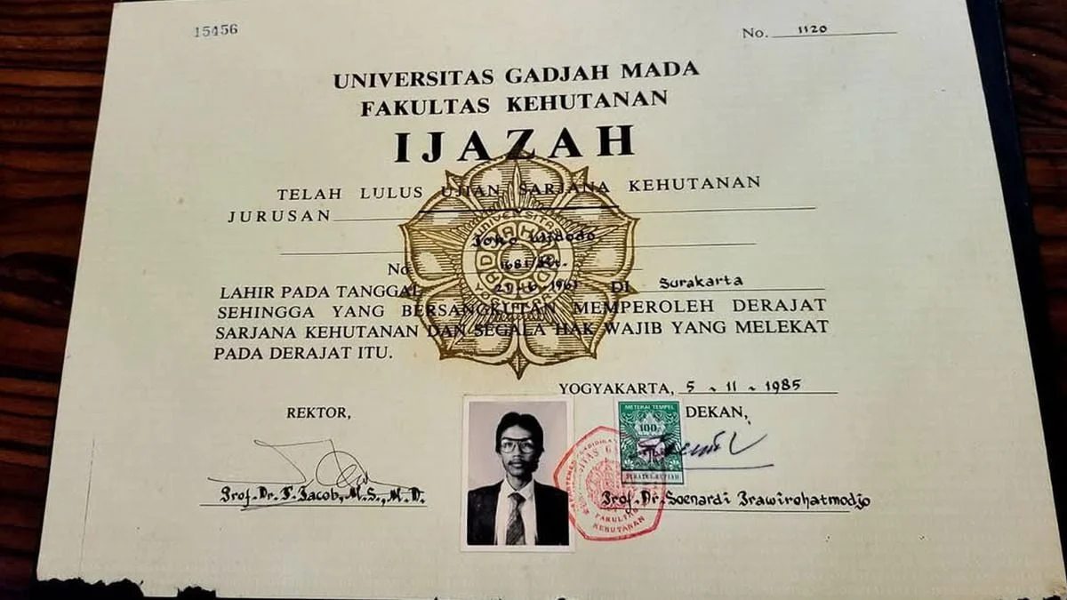 Jokowi akan Tunjukkan Ijazah Asli dari SD hingga Lulus UGM!
