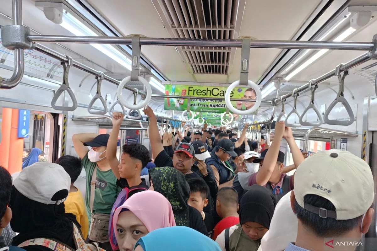 KAI Commuter Tanggapi Penumpang Jatuh, Tempat Wisata DKI Padat pada Jumat 15 Mei