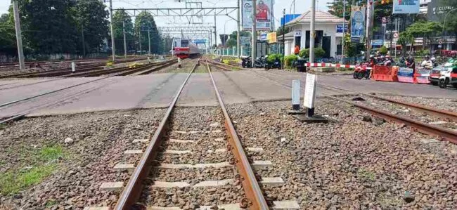 KAI Daop 1 Perbaiki Rel JPL 14 di Bukit Duri, Pengguna Jalan Diminta Hindari Lokasi