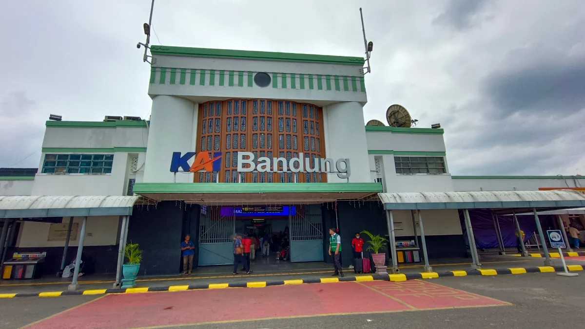 KAI Daop 2 Bandung Imbau Penumpang Hindari Atribut Sepak Bola Menjelang Laga Persib