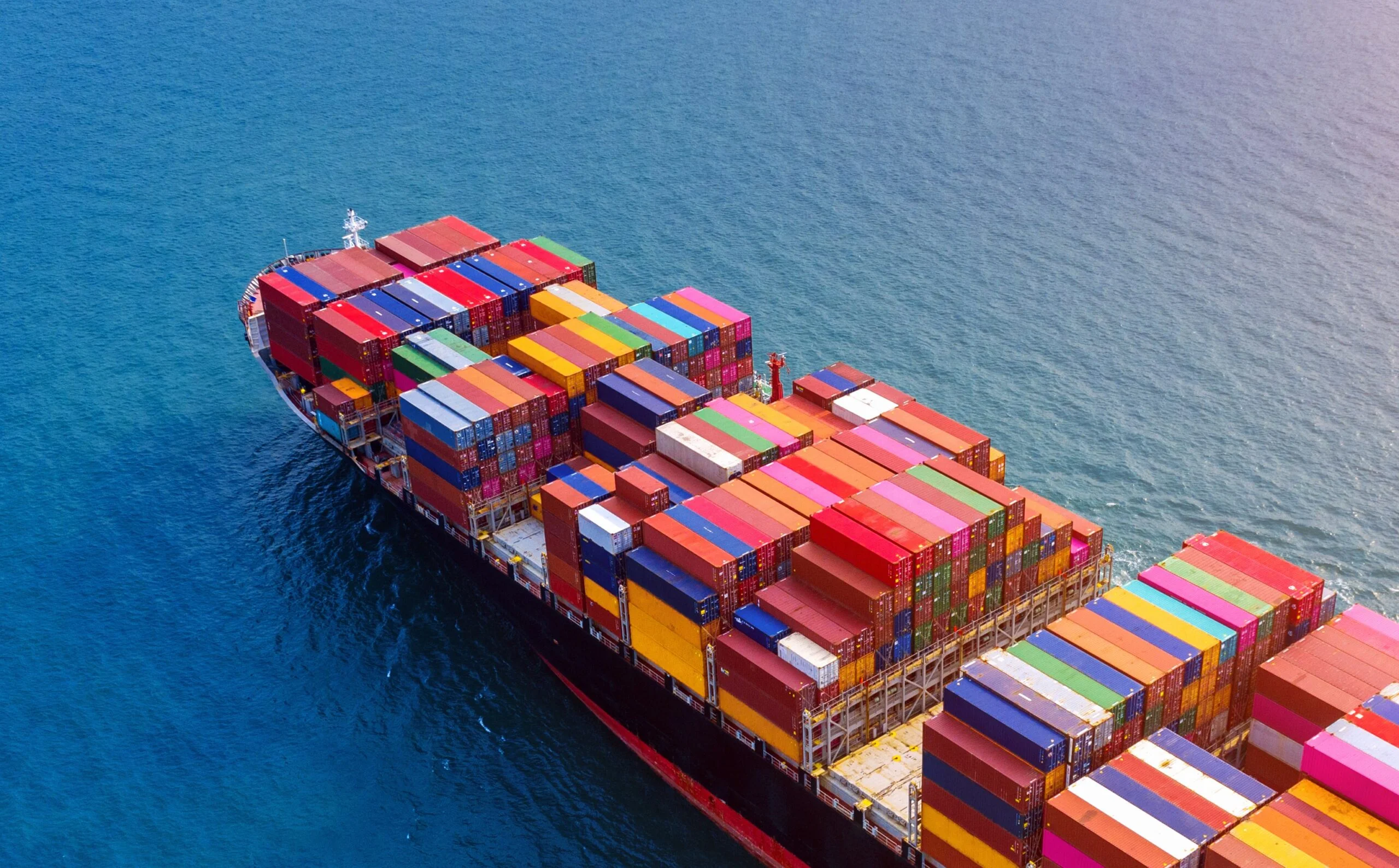 Kapal Kontainer Kapasitas Besar untuk Jamin Ketepatan Waktu pada Layanan Logistik Maritim