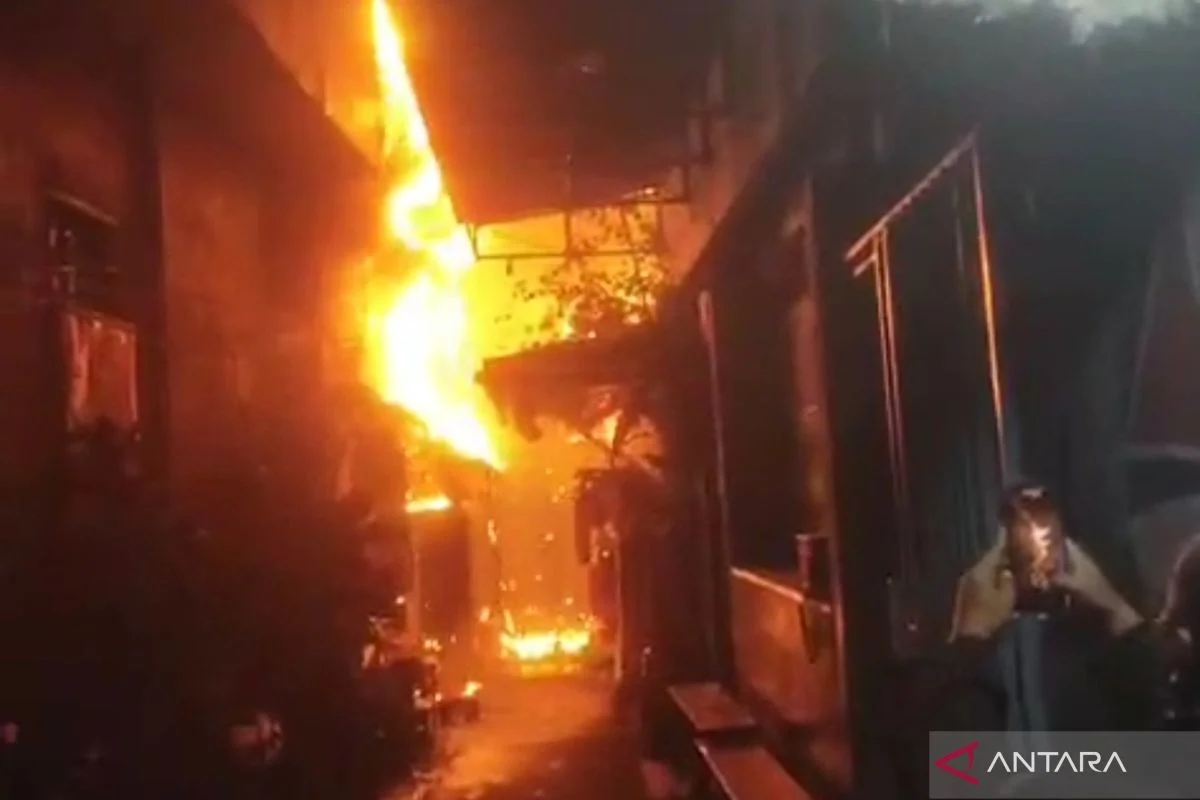 Kebakaran Landa Rumah Warga di Krendang Jakbar Kamis Malam