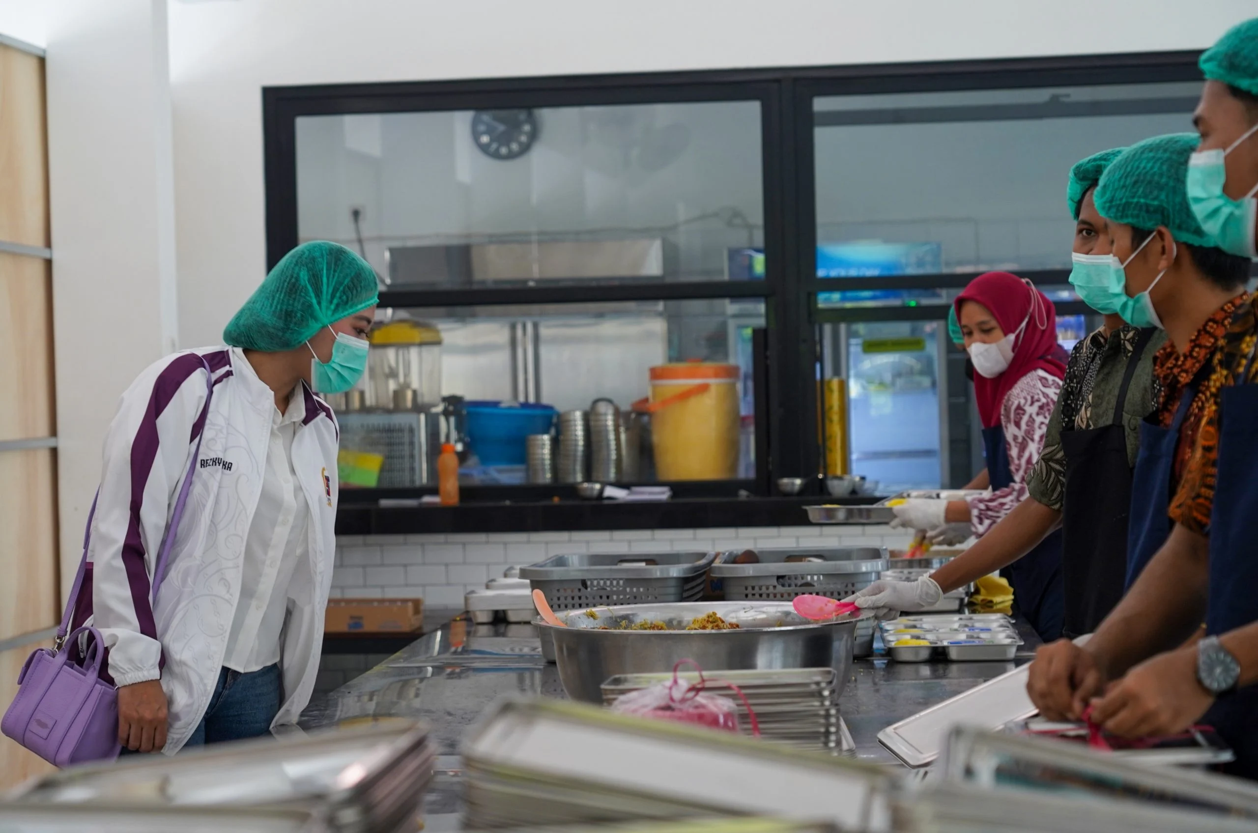 Keracunan Massal di MBG Surabaya: Dugaan Dapur Paksa Lewati Batas Penyajian