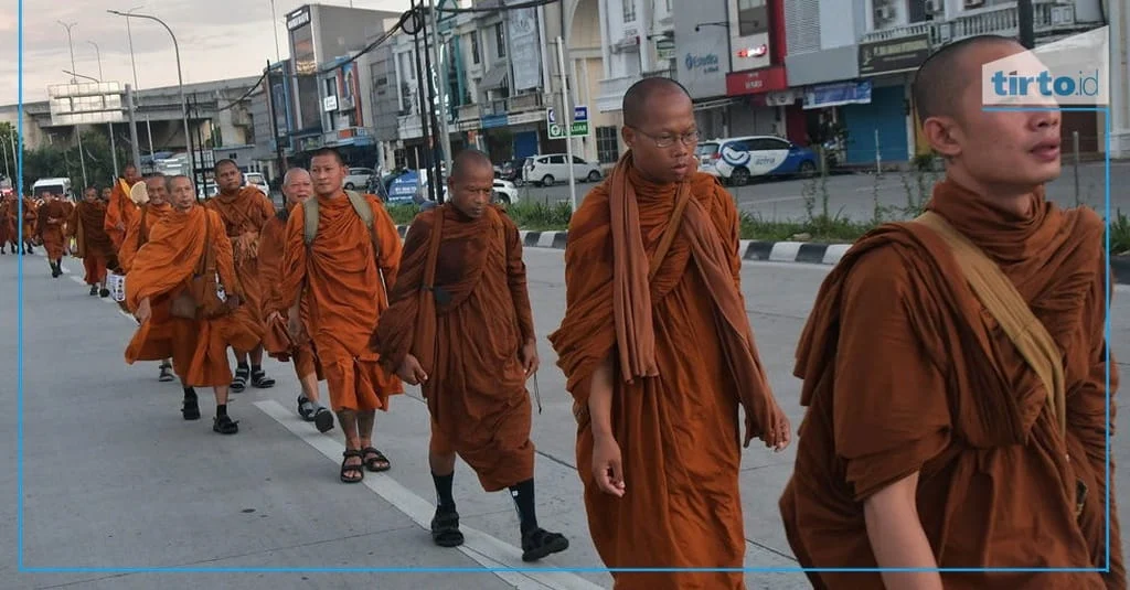 Kisah Haru Biksu IWFP 2026: Kaki Luka dan Lecet Tetap Jalan Kaki dari Bali ke Borobudur Demi Kedamaian