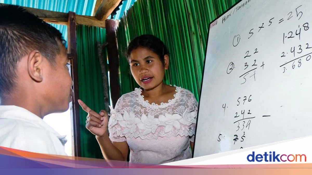 Kisah Haru Sitimah, Guru SD di Kudus yang Tetap Mengajar di Tengah Keterbatasan