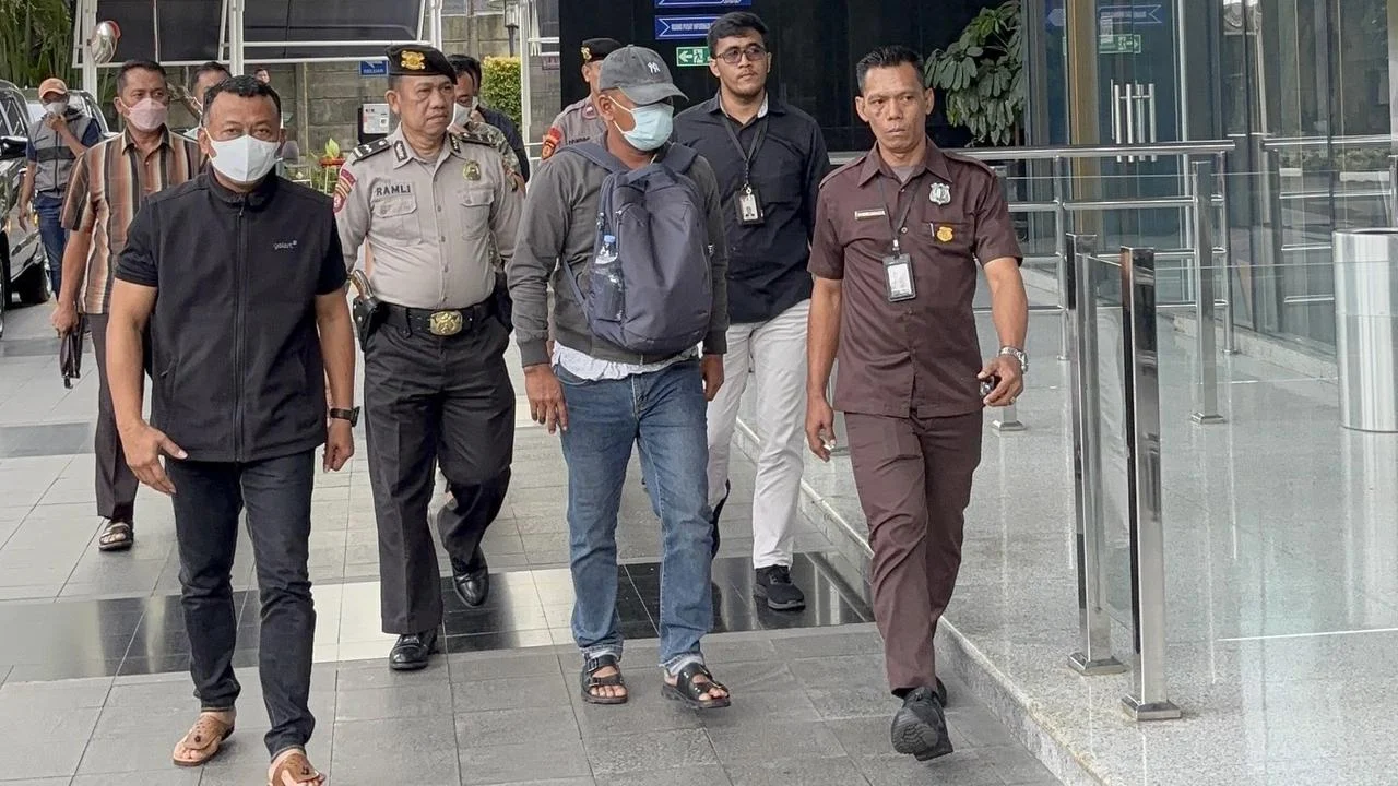 KPK Bawa Tiga Koper Dokumen Usai Penggeledahan Dinas Kesehatan dan Dinas Dindik Ponorogo