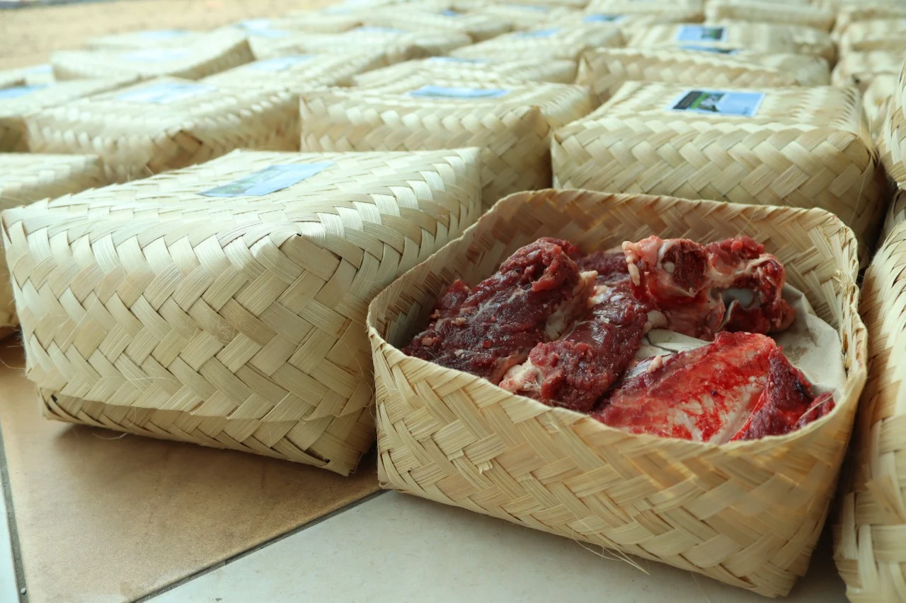 Kurangi Plastik, Masjid Al-Azhar Pakai Besek untuk Distribusi Daging Kurban