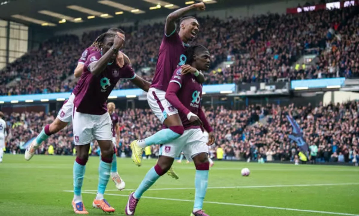 Leeds United Jauhi Zona Degradasi Usai Kemenangan 3-1 atas Burnley