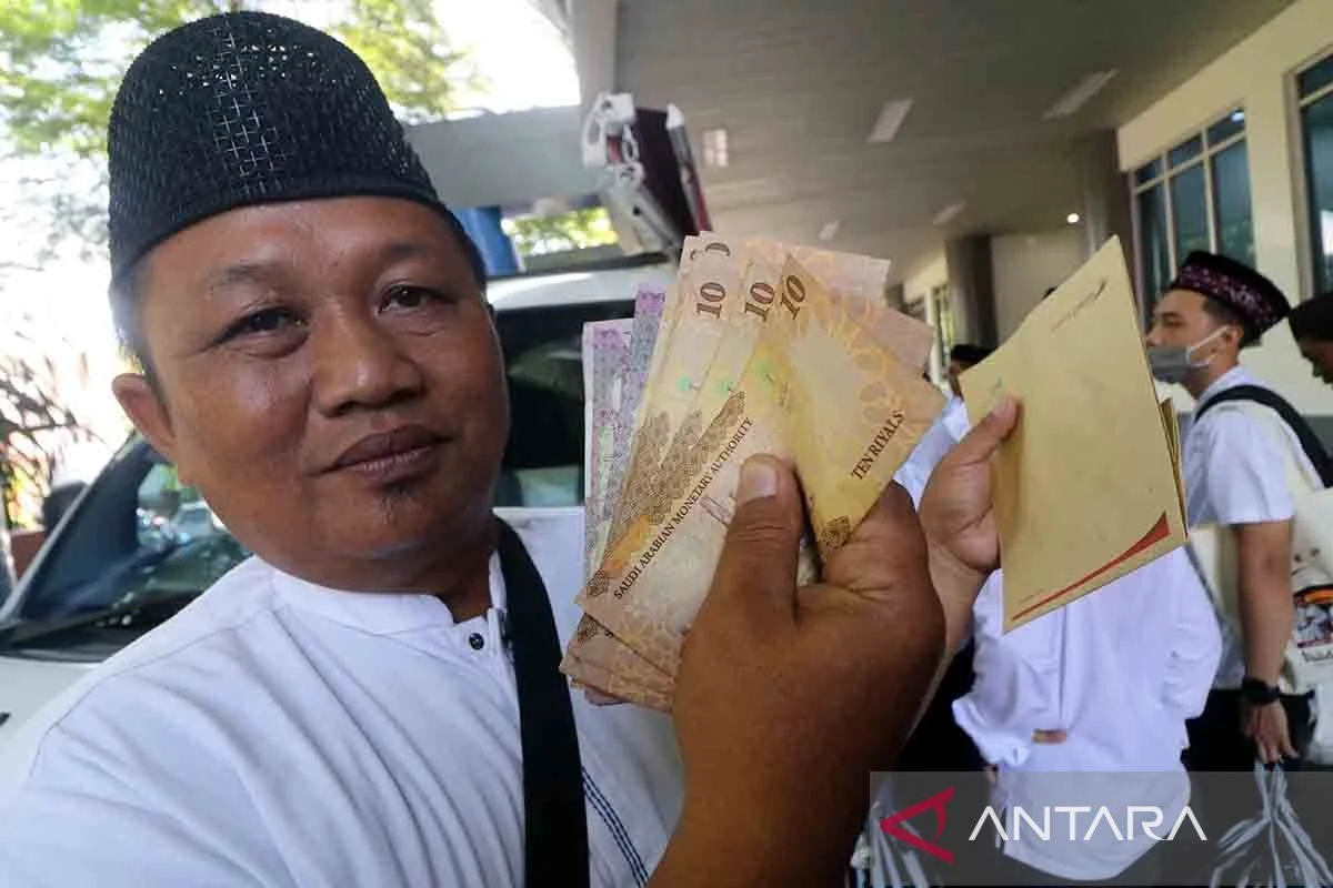 Legislator Sumbar Beri Uang Saku 100 Riyal untuk Calon Jamaah Haji Padang Kelompok Terakhir