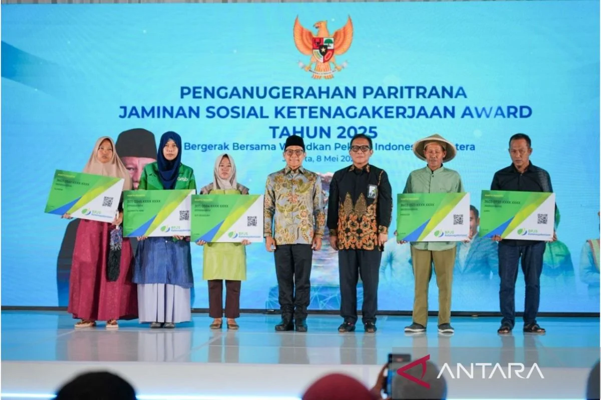 Lindungi pekerja, pemerintah anugerahkan Paritrana Jamsos TK Award