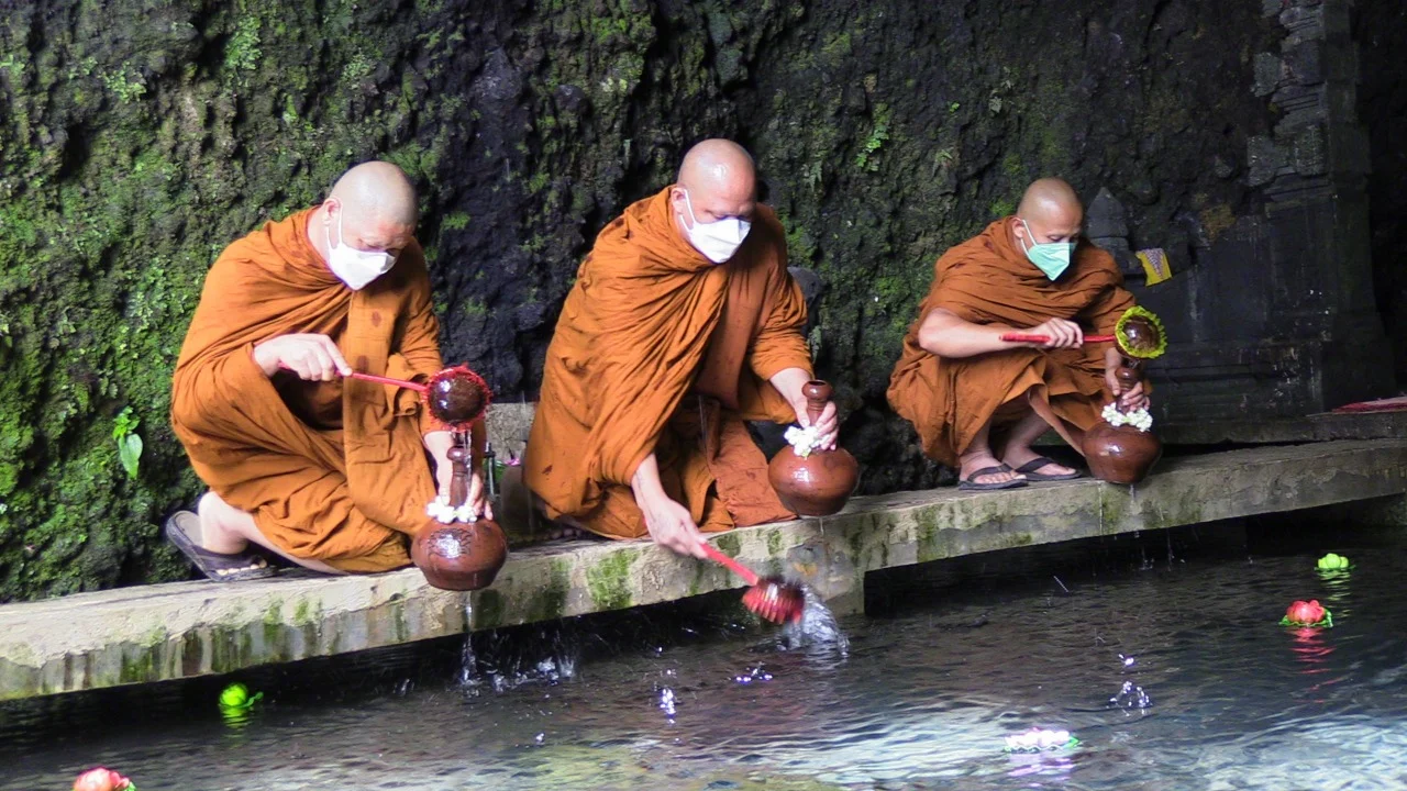 Makna Kerendahan Hati dalam Ritual Air Berkah Waisak di Umbul Jumprit