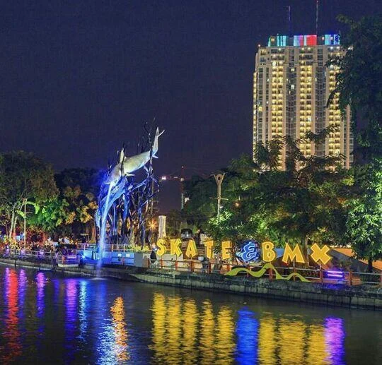 Malam yang Menyalakan Kota: Keindahan Pencahayaan di Surabaya