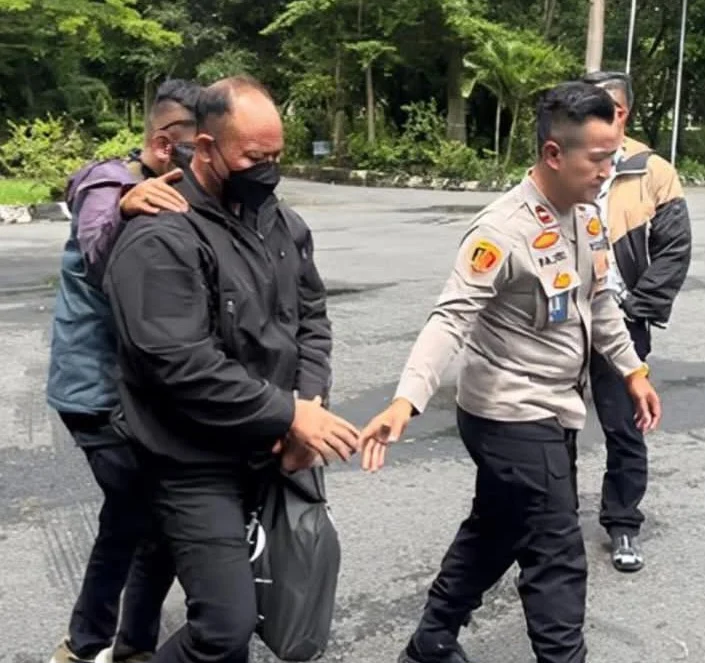 Mantan Kasatnarkoba Polres Kubar Deky Jonathan Diperiksa Bareskrim, Tampil Berbaju Tahanan