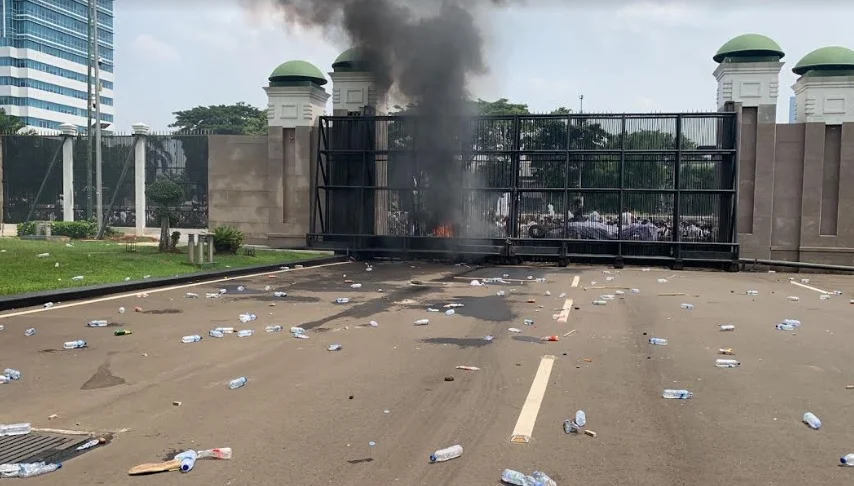 Massa Demo di Depan Gedung DPR: Bakar Ban, Tuntut UU Ketenagakerjaan, dan Singgung Ketua Buruh Jadi Menteri