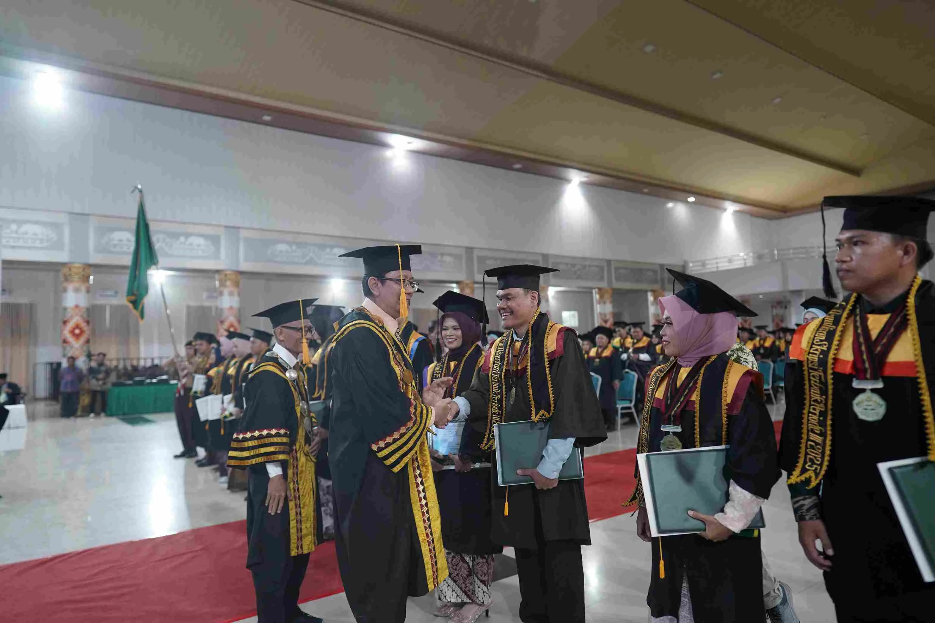 Mendikdasmen Ajak Wisudawan Menjadi Intelektual Solutif