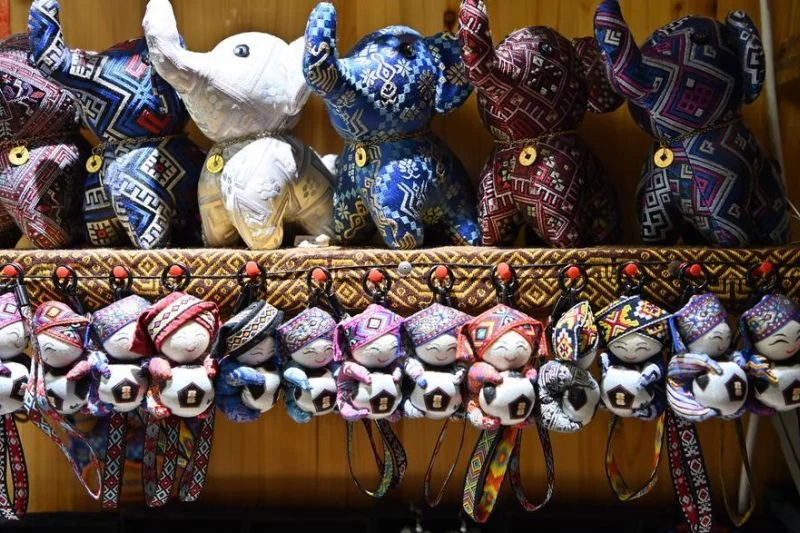 Menengok Kerajinan Brokat Zhuang di Guangxi, China