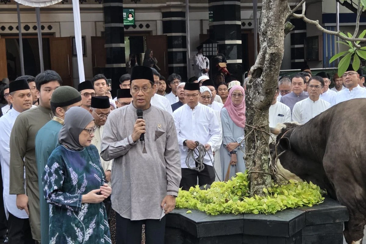 Menkeu Purbaya Serahkan Sapi Kurban Seberat 868 Kg dari Uang Pribadi ke Masjid Salahuddin DJP