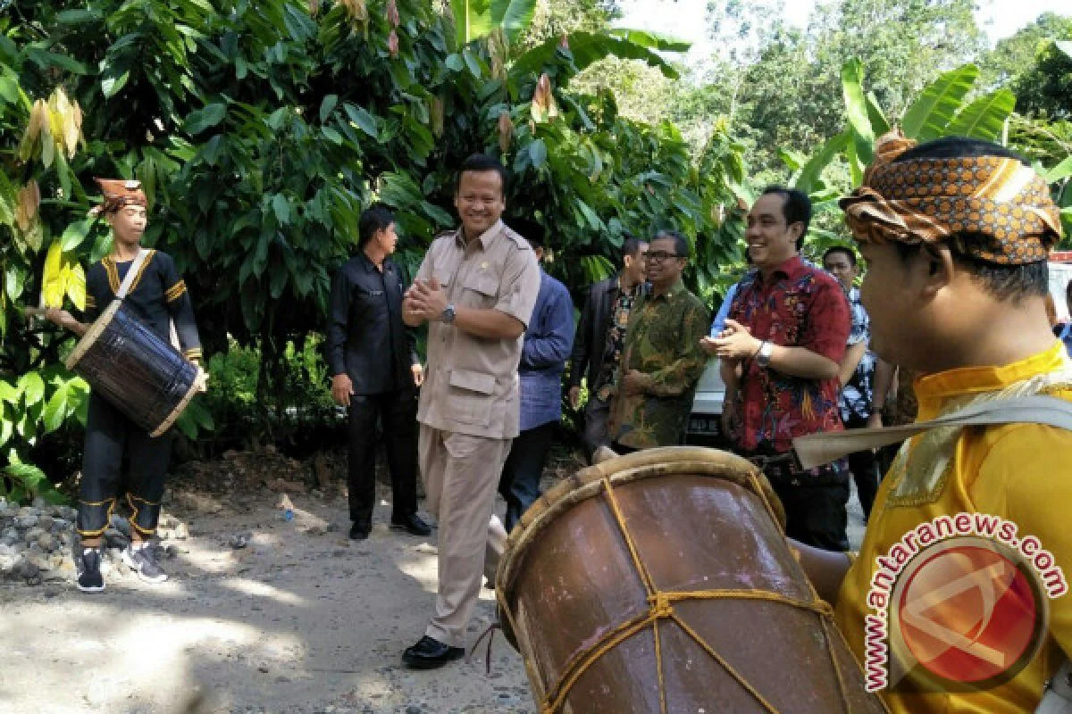 Menpar Apresiasi Pariwisata Sumbar, DPR Kampanyekan Hutan