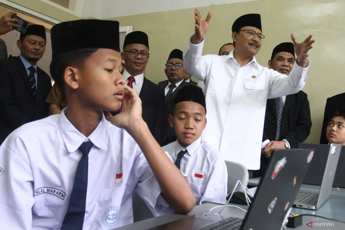 Mensos Ungkap Mekanisme Penetapan Harga Sepatu Sekolah Rakyat
