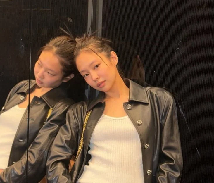 Mirror Selfie Jennie BLACKPINK Bikin Netizen Salfok, Bentuk Wajah Berbeda