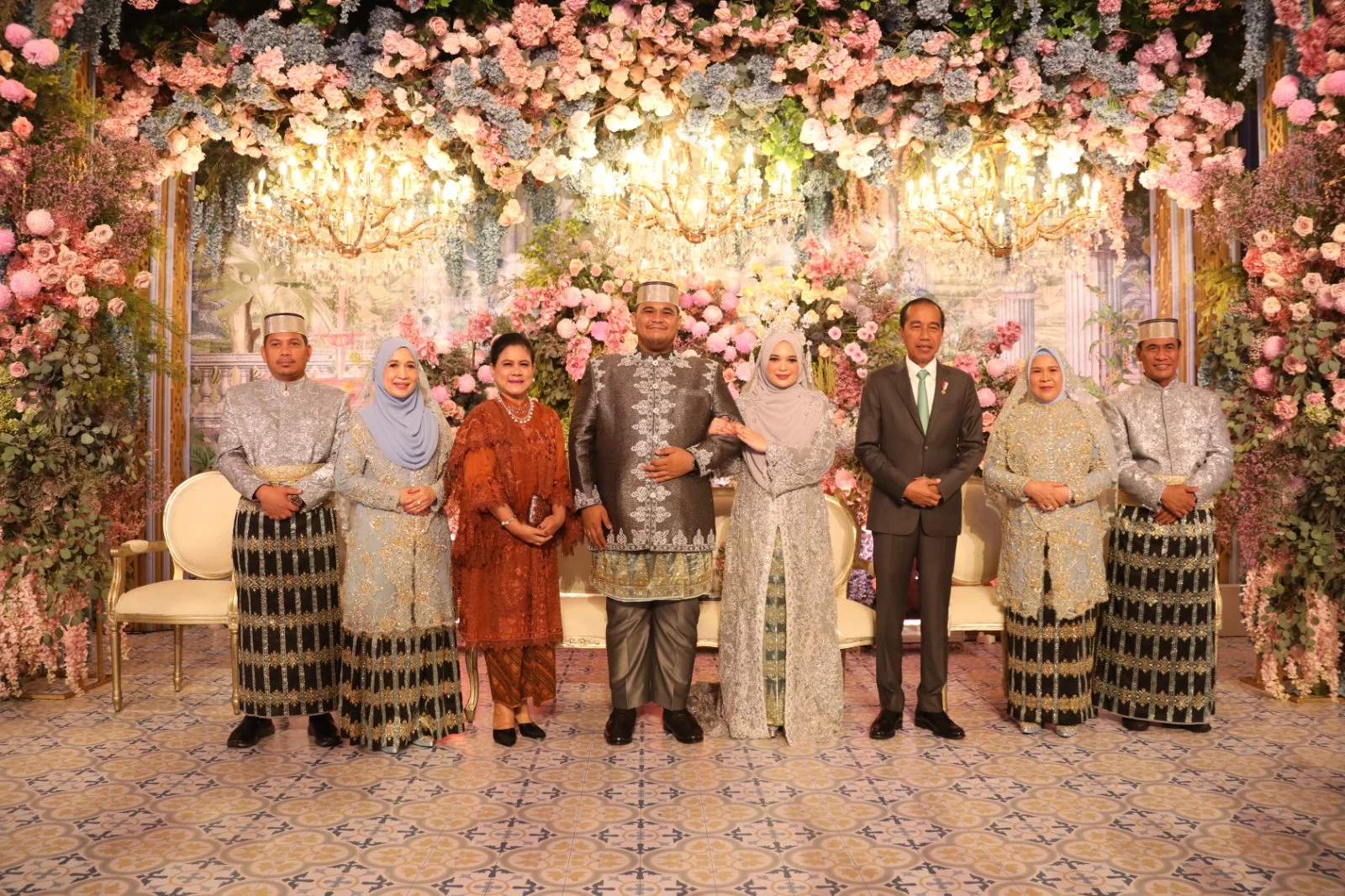 Momentum Mahfud MD Bertemu Jokowi saat Hadiri Pernikahan Putra Sulung Soimah, Saling Senyum hingga Berbincang Singkat