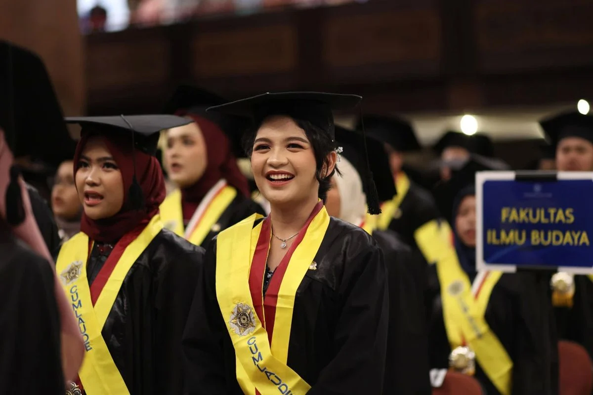 Nadya Marvella Santarini: Lulusan Tercepat UGM Berkat Analisis Mendalam Tren Live Commerce