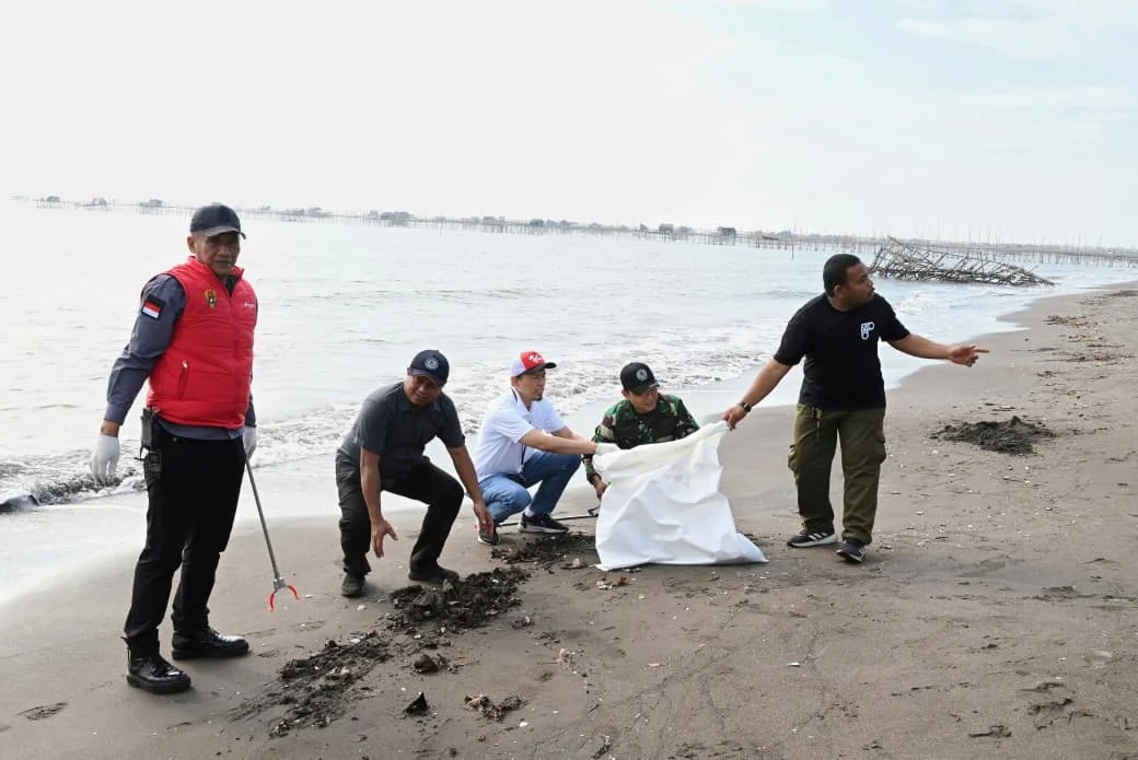 Pantai Tanjung Pasir hingga Pulau Damar Terselimuti Sampah Plastik, Riset AXA Ungkap Risiko Iklim bagi Komunitas Pesisir