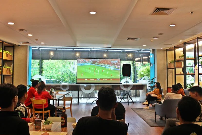 Pasangan Konten Kreator Bandung Gelar Nobar Film Dokumenter "Pesta Babi" di Kafe Lokal