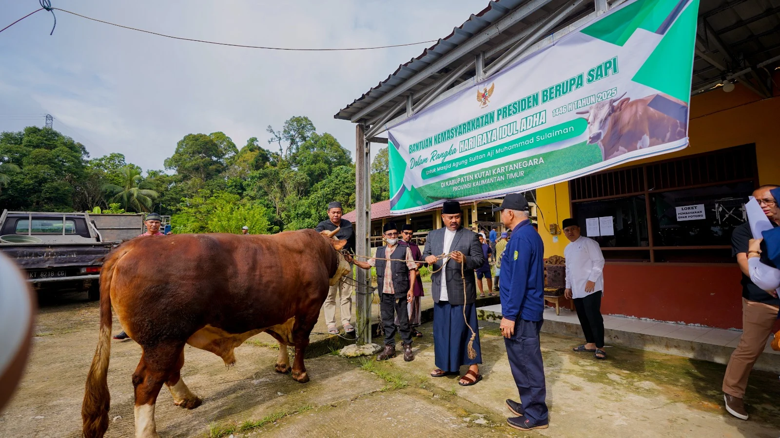 Pemkab Bandung Distribusikan Bantuan Sapi Kurban Presiden di Dayeuhkolot
