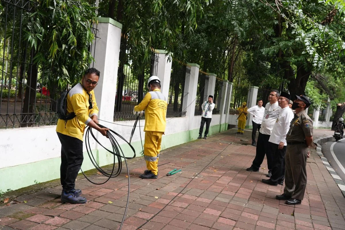 Pemkot Jakarta Utara Tertibkan Kabel Semrawut di Danau Sunter